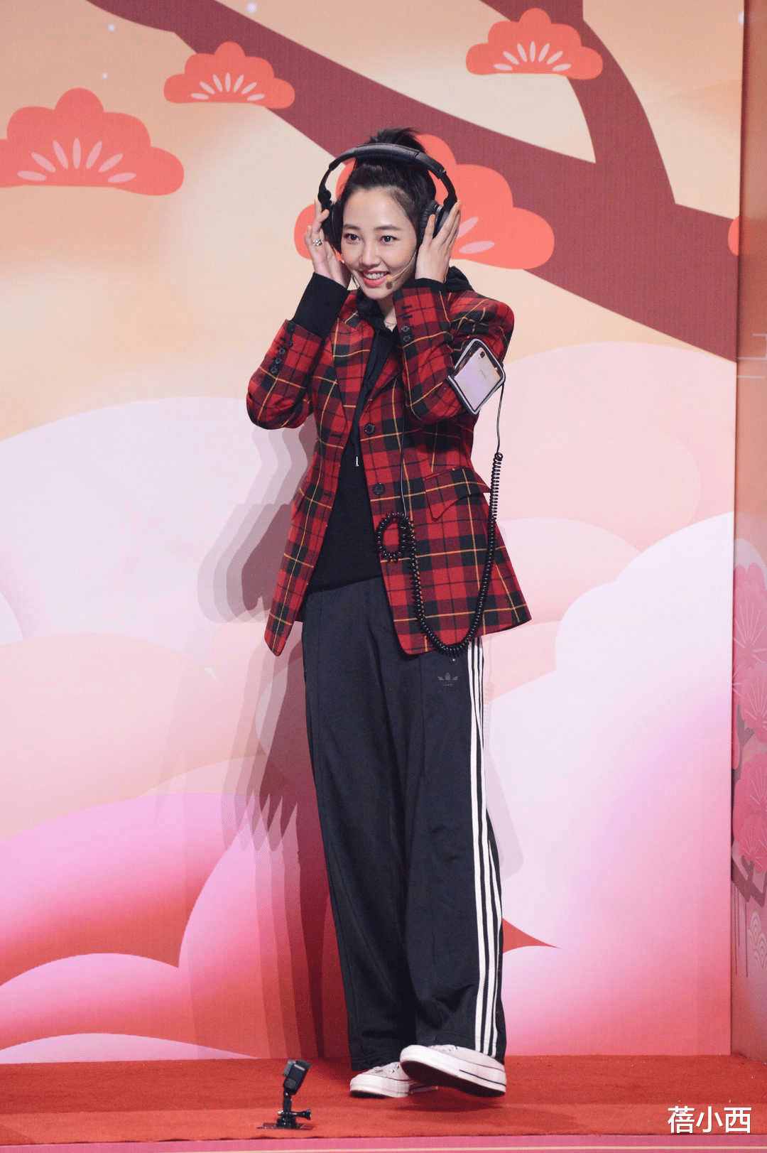 白百何|白百何、张震演绎侣装，2人穿牛仔装含情脉脉，摄影师拍得下去？