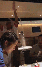 酒吧|“今天酒吧蹦迪时踩到的，软软的一团，这是啥啊”哈哈哈无敌了！！