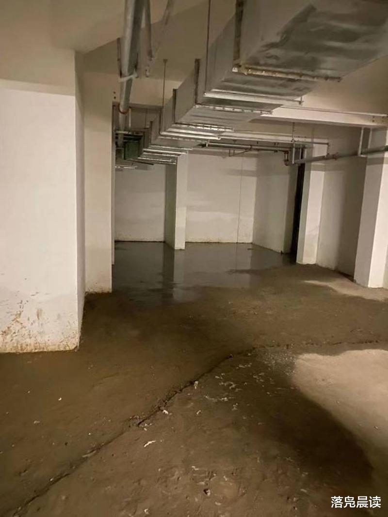 一个有心人 碧桂园郑州一社区居民楼被泡在水里 管理方：预计一周后解决