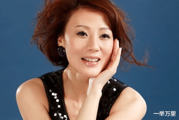 |康华受到父母的影响，从小喜欢演戏，如今成为优秀演员