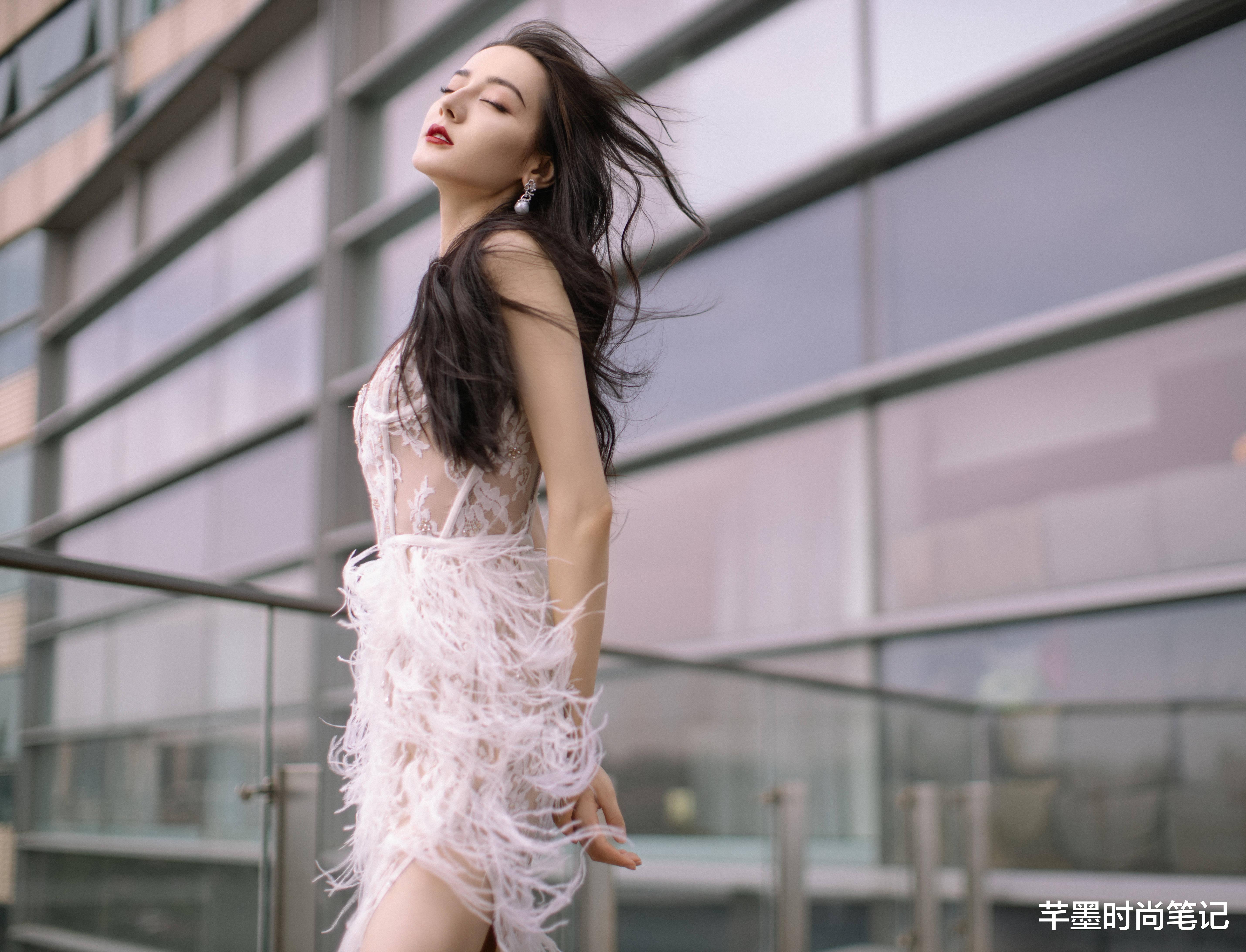 芊墨时尚笔记|迪丽热巴真是放开了，穿肉色蕾丝吊带连衣裙，完全不怕走光啊