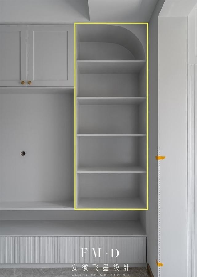 |冰箱放厨房还是餐厅？聪明人都懂，放客厅与电视墙组合，功能翻倍