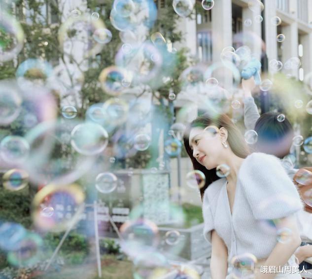 峨眉山周美人|江疏影拍少女系写真，穿马卡龙色毛衣玩泡泡机，画面梦幻又甜美