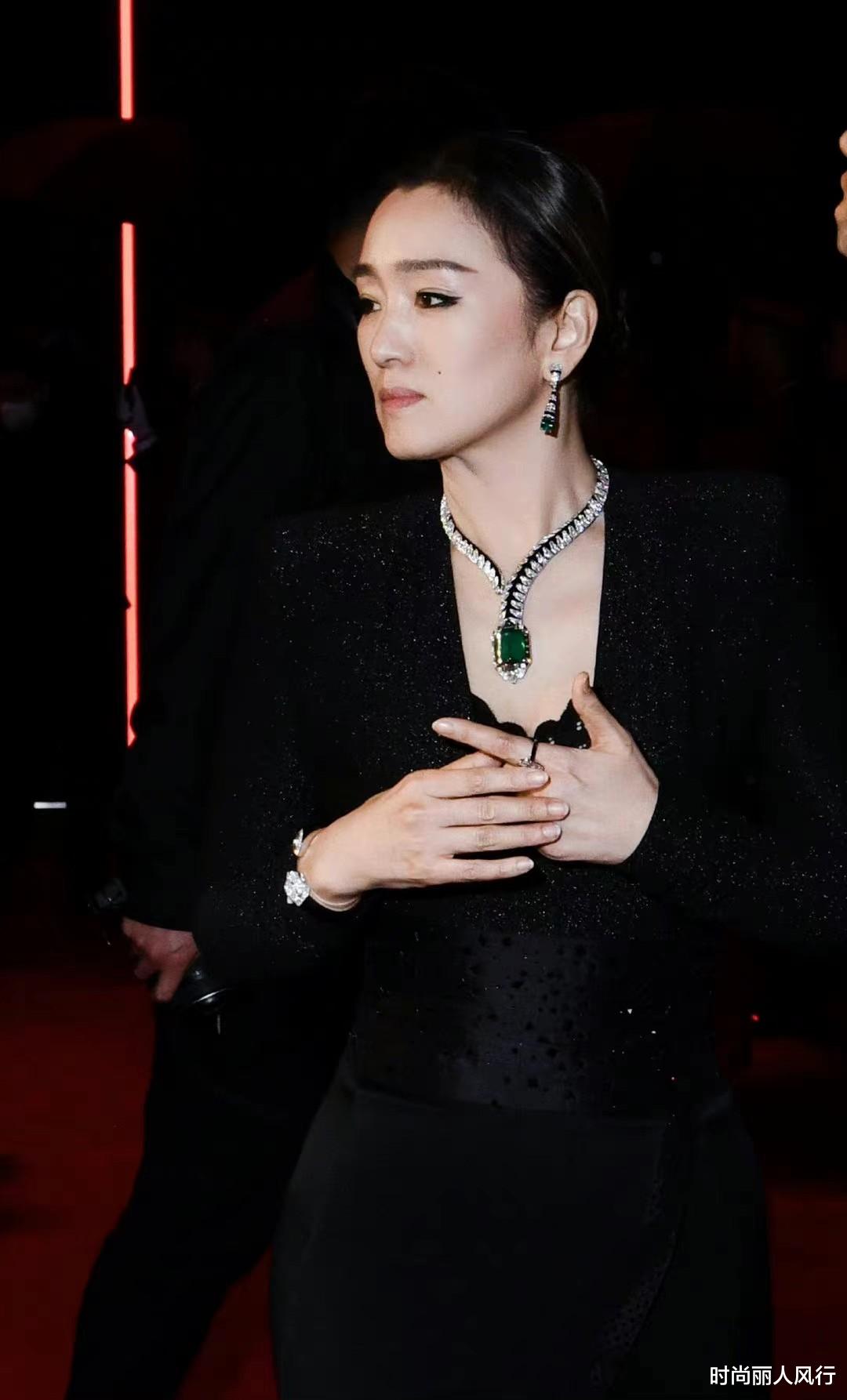 时尚丽人风行 巩俐终于穿上了礼服！复出后罕见华丽一回，压轴亮相卡地亚珠宝展
