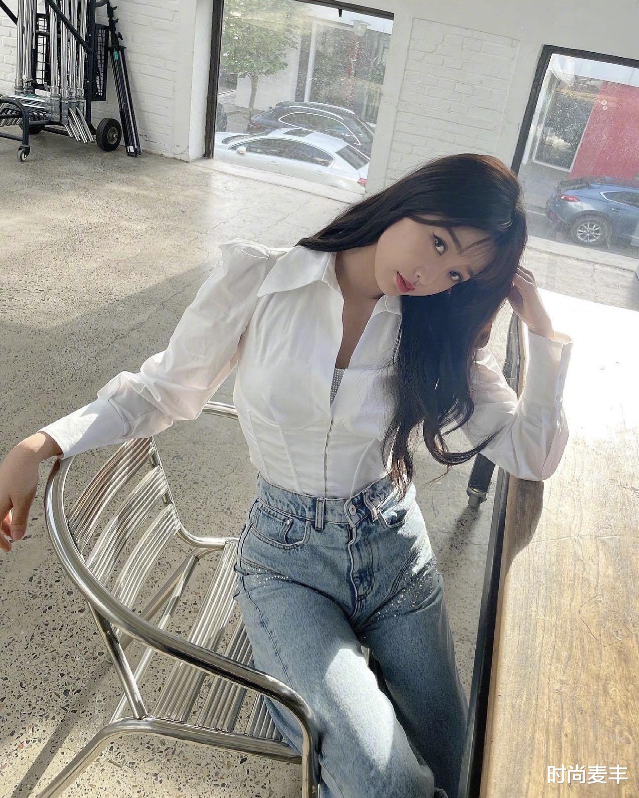 时尚麦丰|虞书欣夏日泳装照曝光,连体露背泳装头发湿漉漉,背部曲线优美