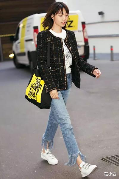 蓓小西 白百何的原装身材真丰满！穿粉色深V领连衣裙，像换了个人似的