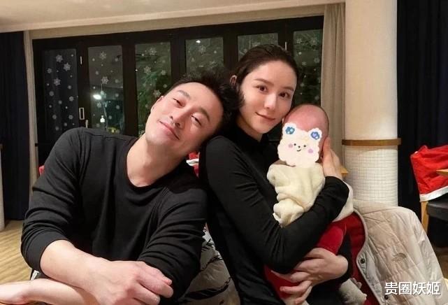 林峰|林峰一家三口海边游玩，一岁女儿胖嘟嘟好得意，发量少发色似混血