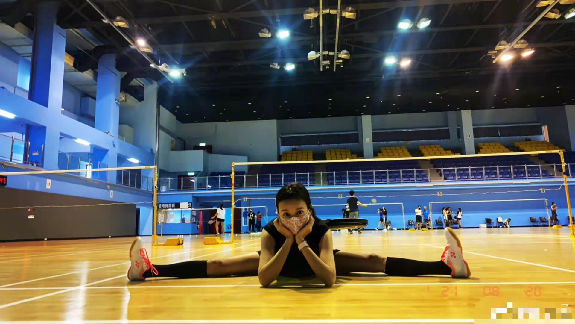 陈意涵|陈意涵怀孕9个月为夫站台！穿深V礼服不显孕肚，四肢纤细状态佳