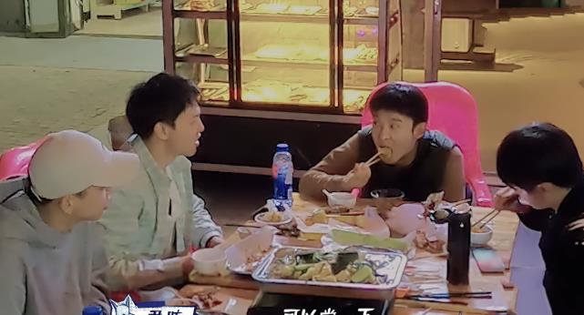 王俊凱請嘉賓吃飯，五人點滿滿兩桌子菜，結賬時看到價格懵瞭-圖8