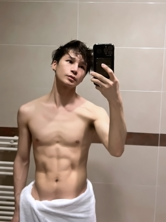 明星夫妻|陈奕天2021年末腹肌鉴赏 一如既往的养眼