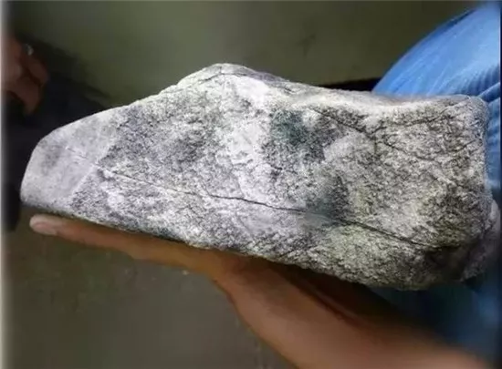 翡翠|打灯不见色的翡翠原石，货主拿下，意外掏出6件精品！