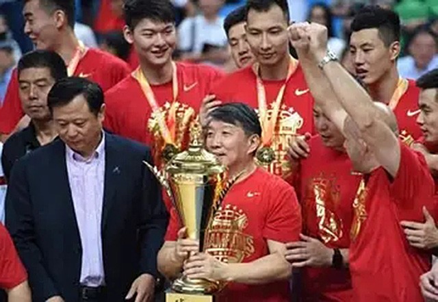 |中国篮协领导姚明、宫鲁鸣皆亿万富翁：一个月薪2万，一个月薪七千