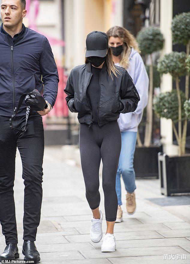 粉红女郎|贝克汉姆47岁爱妻去逛街，瑜伽裤衬托健美双腿，高大保镖贴心呵护