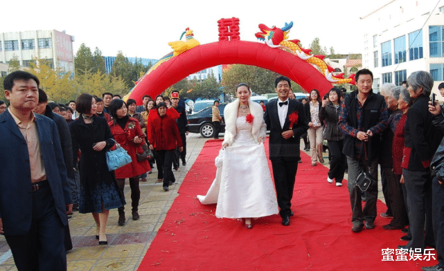 程莉莎|程莉莎戴8000元围巾回乡下，嫌弃吃大葱，婆婆：给你买新筷子