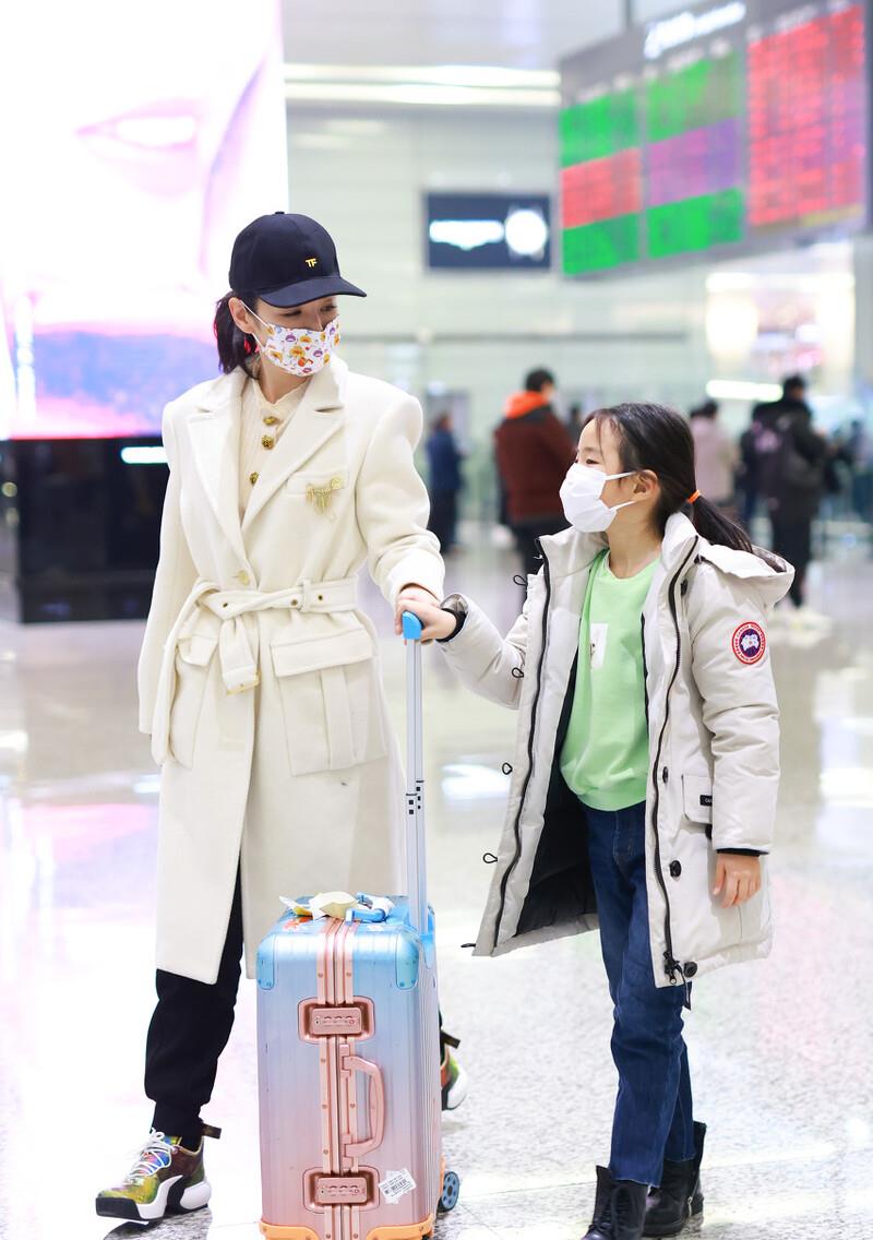 衬衫|黄奕携女儿亮相机场，穿衬衣裙扎高马尾，气质甜美不像43岁的人