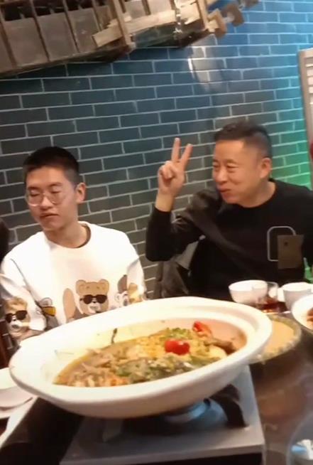 人海之中遇见你|孙海洋坐孙卓旁边开心比耶，眼神全程不离儿子，一家同框超温馨