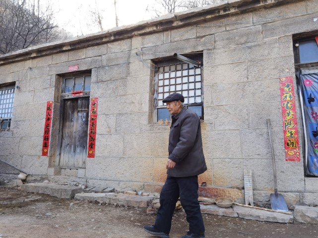 马小马 怕亡妻被偷盗给他人配阴婚，85岁老人独守深山不外出，每天查一次