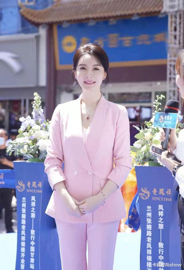 卡莉时尚show|陈数太适合西装了，穿在她身上尽显优雅大气，44岁穿粉色美出天际