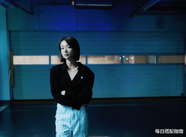 每日搭配指南 如何打造秋日氛围感穿搭？借鉴吴谨言的搭配思路，优雅减龄又时髦