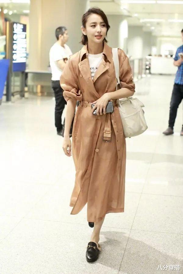 金晨|38岁的佟丽娅穿烈焰红纱裙，大方秀出“空竹腰”，状态好到爆炸