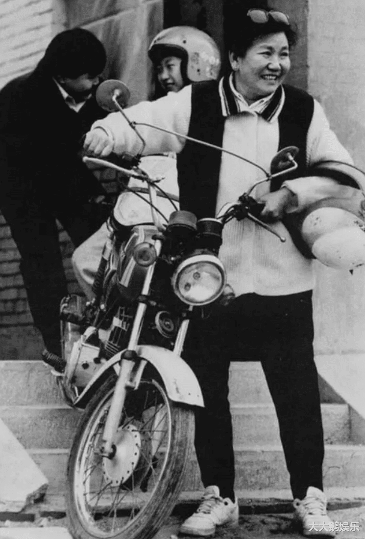 赵丽蓉|71岁的赵丽蓉，穿好寿衣后含泪乞求安乐死，遗言让人心疼