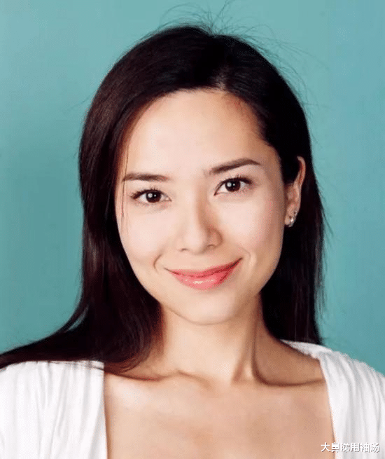 郭羡妮|TVB花旦郭羡妮内地捞金！身穿白裙气质佳，为家具厂献唱显落魄