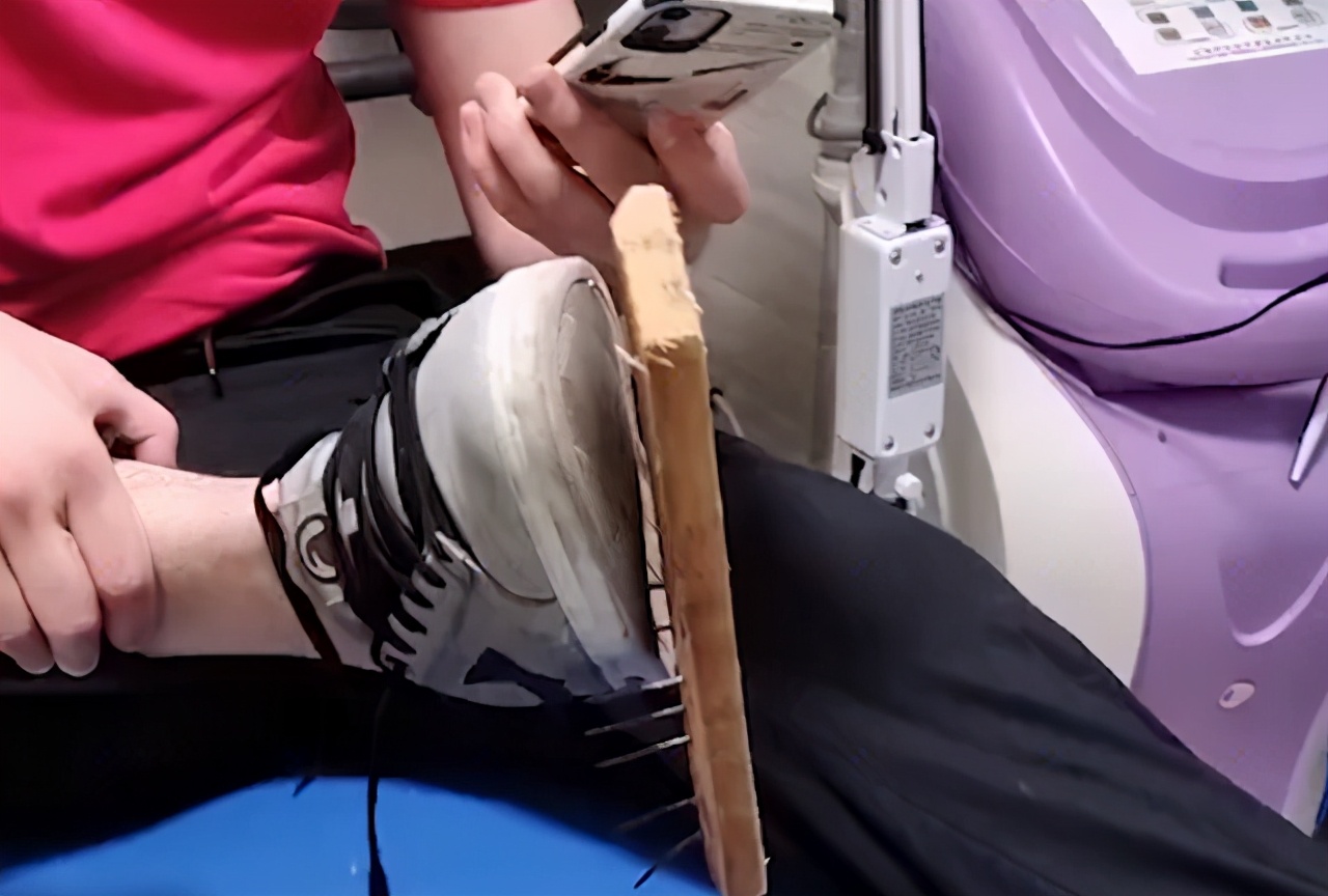安然说社会 是个狠人！广东一男子被铁钉扎脚，在医生救治前先发个朋友圈！