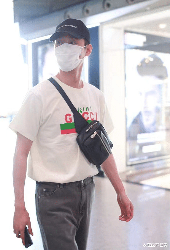 衣在配不在贵|39岁王凯好似没长开，穿白T配阔腿裤很有少年感，比小鲜肉还显嫩