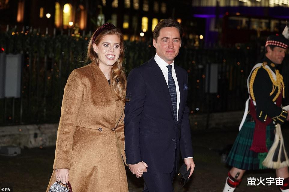 凯特王妃|39岁凯特王妃一身红装唱圣歌，美到惊艳，戴蓝宝石耳环致敬戴妃