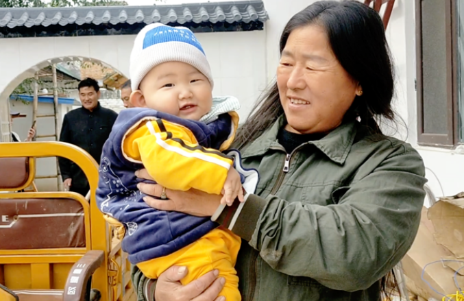 陈亚男|陈亚男接受采访称婆婆薄情寡义，大衣嫂现身直播间，眼泪流不止