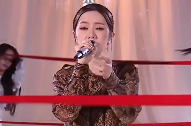 周深|江苏卫视跨年演唱会破3,众顶尖唱将抗收视,周深张靓颖连掀高潮