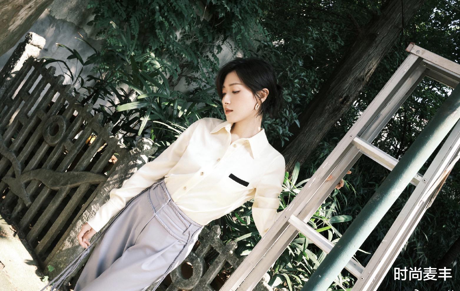 西装|万茜职场风,白色衬衫搭配裸腿西装裤气质高雅,感性且气场十足