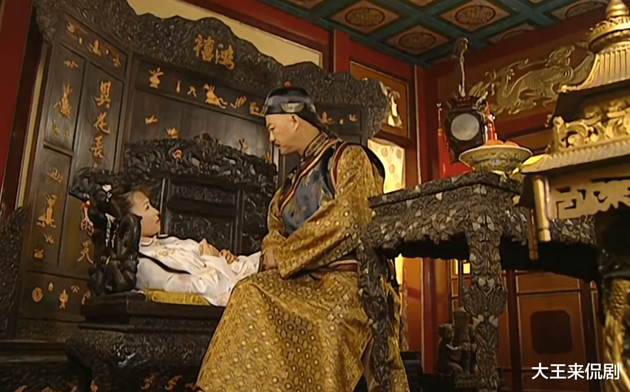 关晓彤|小燕子紫薇去冷宫，推开大门后，谁注意紫薇反应？难怪成知画闺蜜