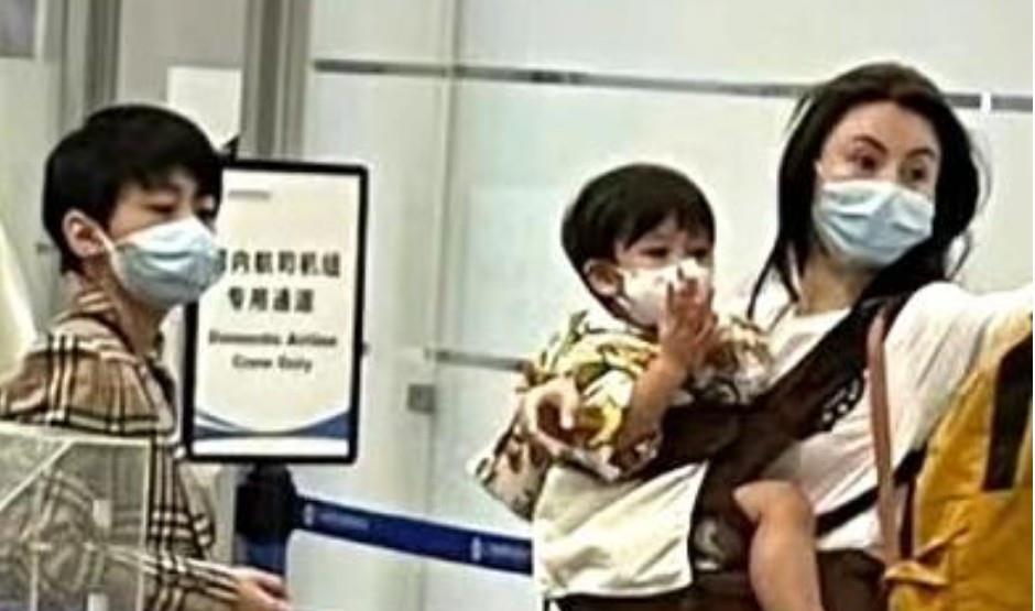 张柏芝|张柏芝携儿子走机场，老三长相可爱生父成谜，长子越来越像谢霆锋