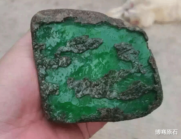 翡翠|小伙花70万买大块翡翠原石,切出一堆春带彩手镯,网友表示可以换几套房了!
