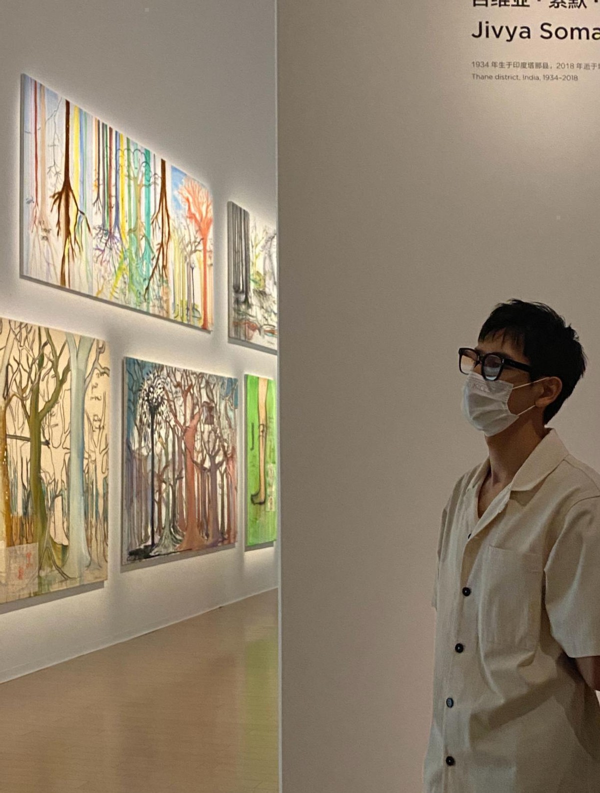 潮流搭配师甜甜|“文艺青年”李现上线，休闲装配黑框眼镜参加艺术展，文艺范太强