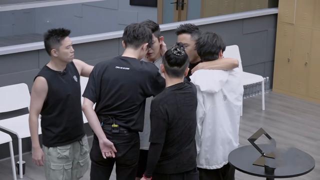 宋慧乔|《披荆斩棘》黄征毫无存在感，分组后依然独居，不站队成最大问题