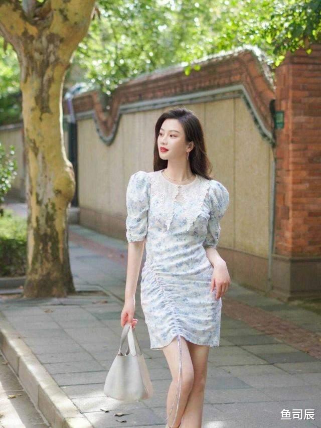 鱼司辰|夏天怎么能少了印花裙呢！搭配上西服外套简约干练，女神范十足