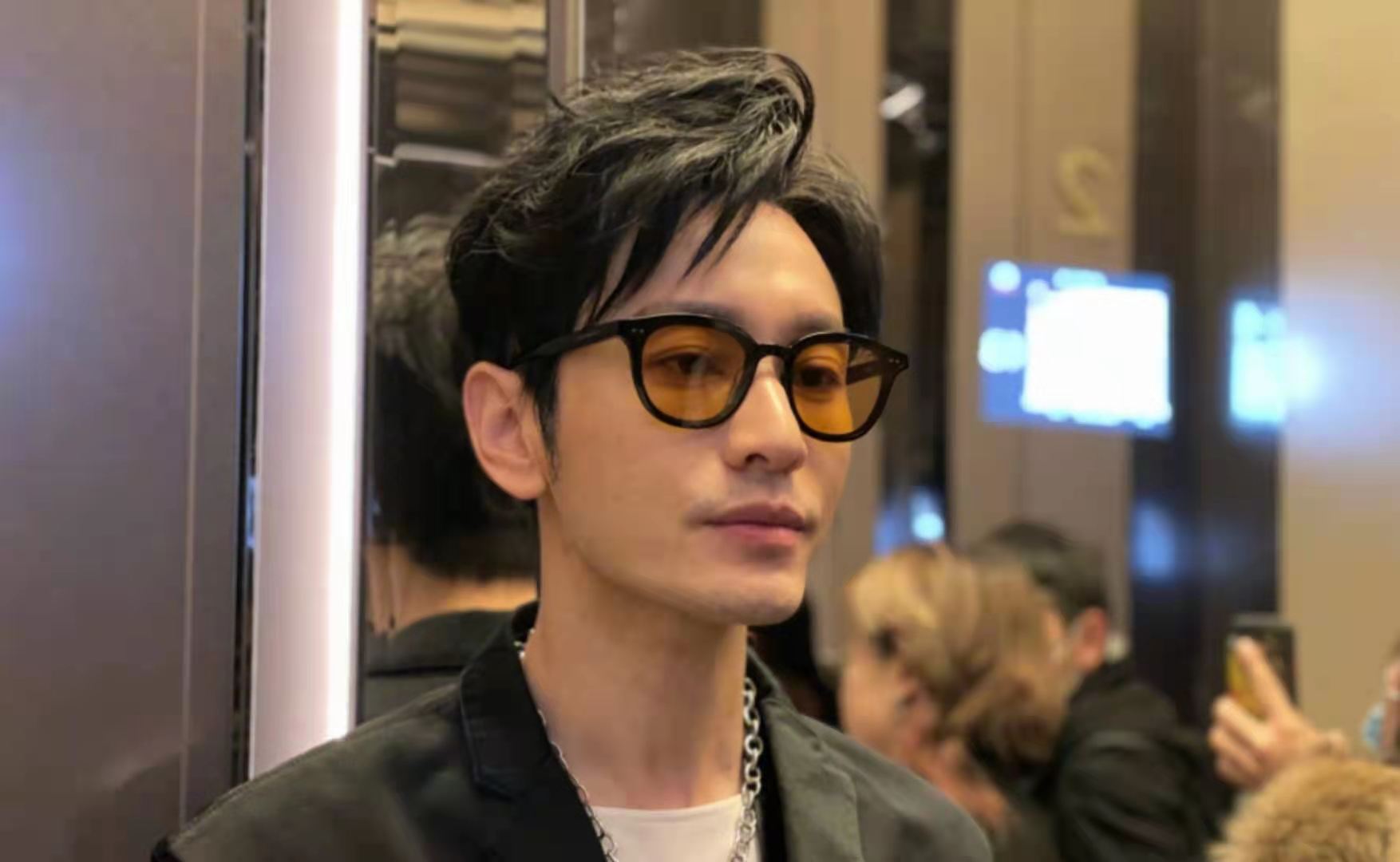 黄晓明|黄晓明身材管理成功，网友直呼: 彻底“去油”了