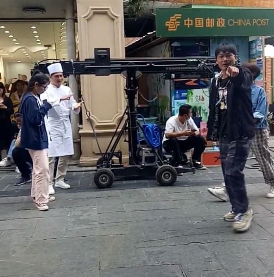 蓝盈莹|海南文昌：蓝盈莹走在大街上，路人拍摄被怒指，“要我就指回去”