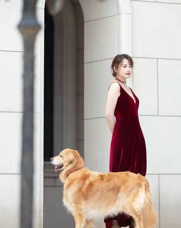 潮帮先生|周海媚越活越年轻了,穿吊带裙还烫卷了刘海,谁敢说这是53岁阿姨