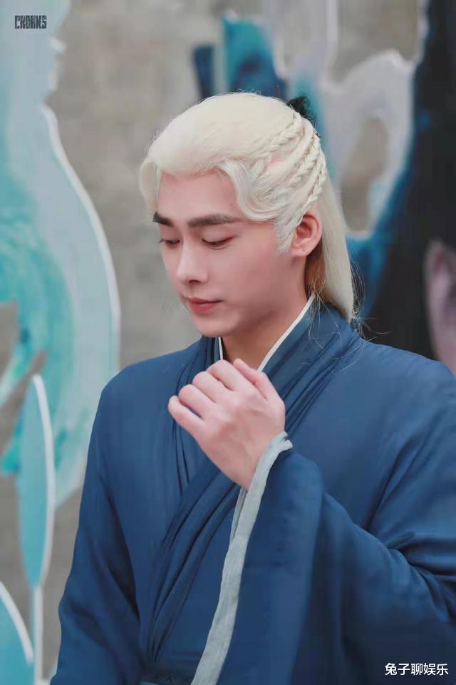 李易峰|收视破2.75,年度最高黑马剧?李易峰新剧白发造型仙气飘飘!