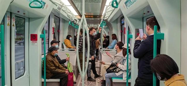 株洲发布 普通公交与智轨电车同道，株洲公交快速廊道“首秀”，你感觉怎样？