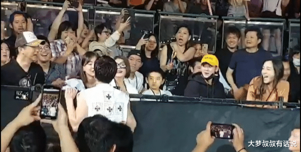 汪小菲|大型离婚现场！王力宏2年前小巨蛋索吻李靓蕾…大S汪小菲同场开亲