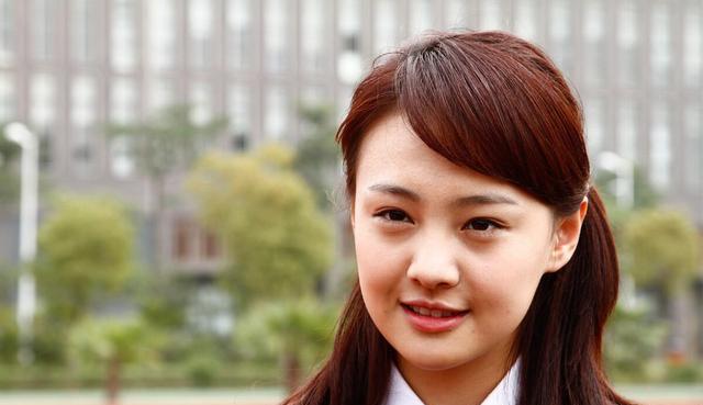 郑爽|郑爽回老家遭排挤？邻居爆料其全家被村里人嫌弃，春节是没法过了