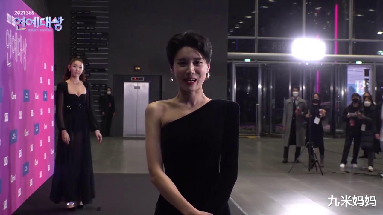 宋智孝|2021SBS演艺大赏红毯，女明星流行穿低胸长裙，身材一个比一个好