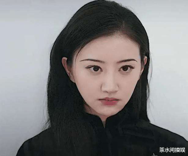 证件照|女星证件照对比：一半土气、一半和平时没差别，整没整容一目了然