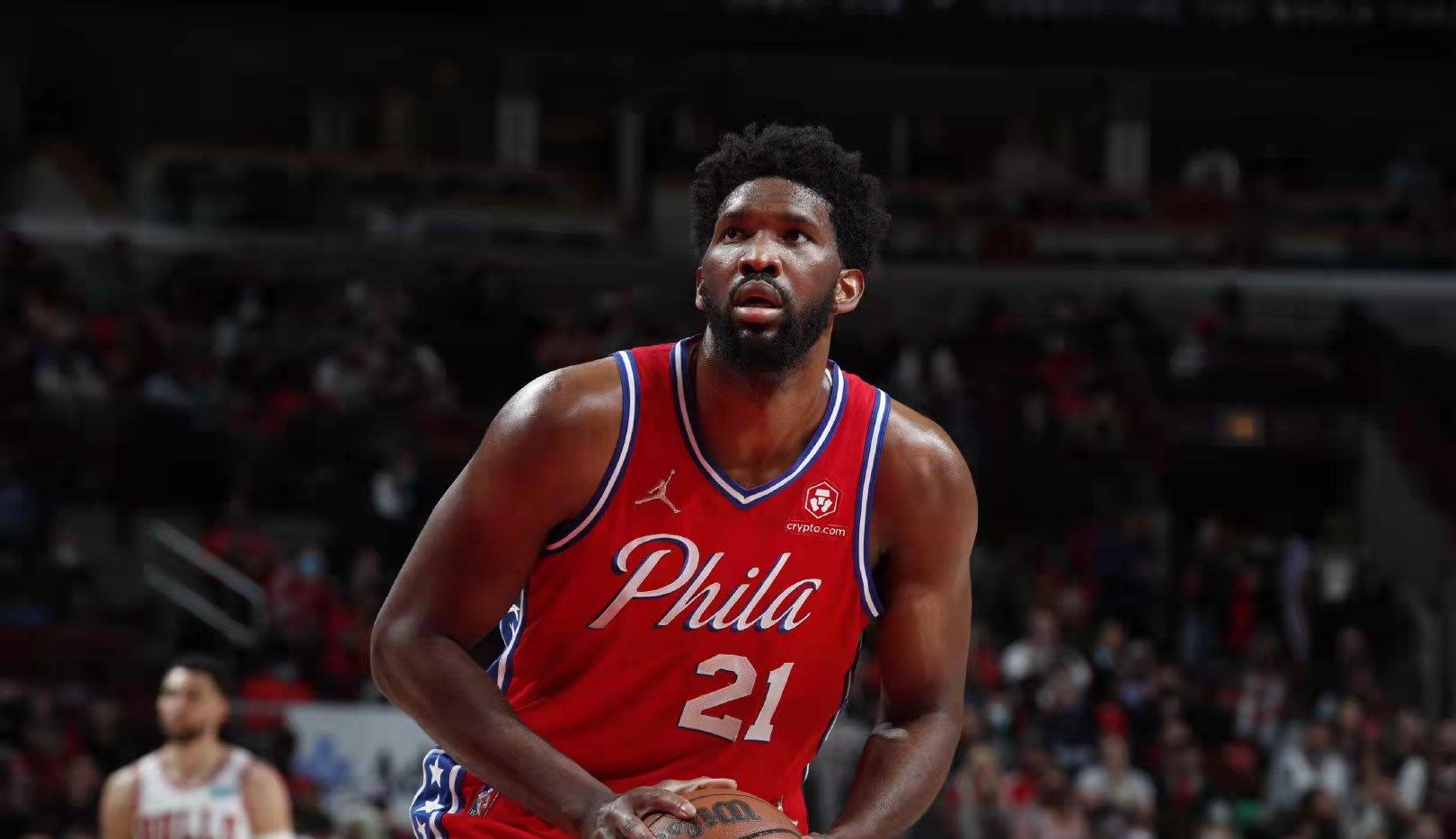 小智时尚 30+15！恩比德大爆发，关键三分+排球大帽，拉文32分，德罗赞真香