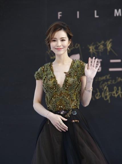 波波的时尚 “百亿阔太”真不一般，文咏珊身穿“树皮裙”气质依旧，真贵气