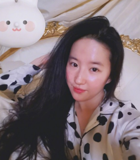 痘痘|37岁白百何晒怼脸自拍！素颜出镜面色红润，下巴一颗痘痘好显眼